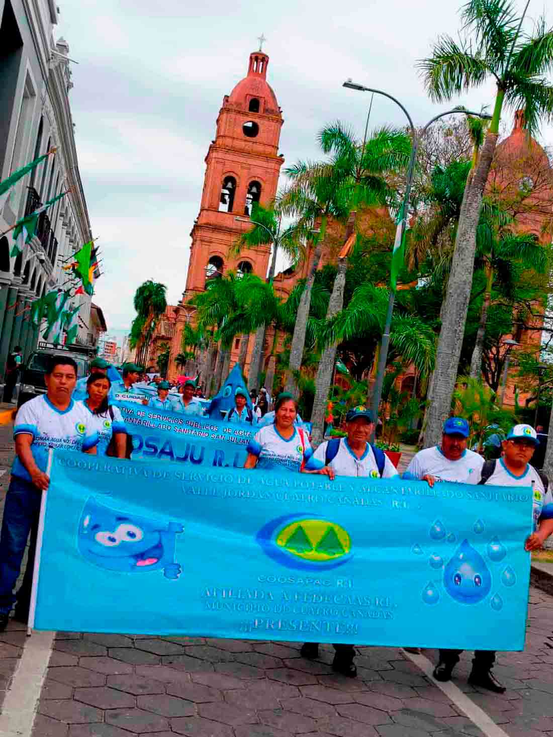 Personal de COOSAPAC en una exposición comunitaria