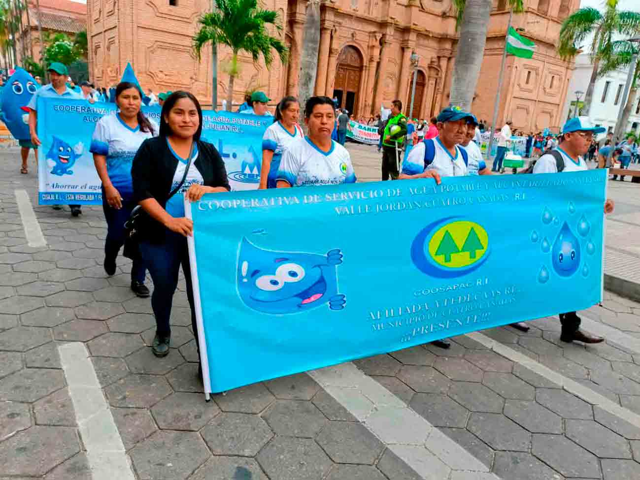 Personal de COOSAPAC en una exposición comunitaria