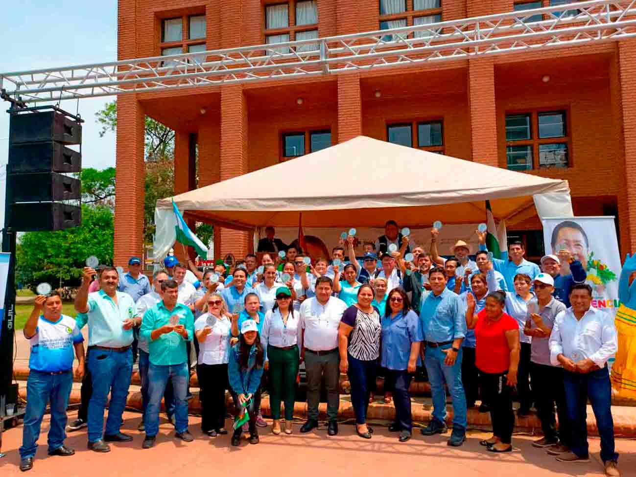 Personal de COOSAPAC en una exposición comunitaria