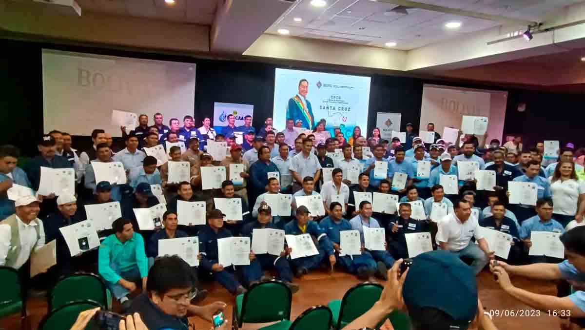 Trabajadores de COOSAPAC realizando mantenimiento en la red