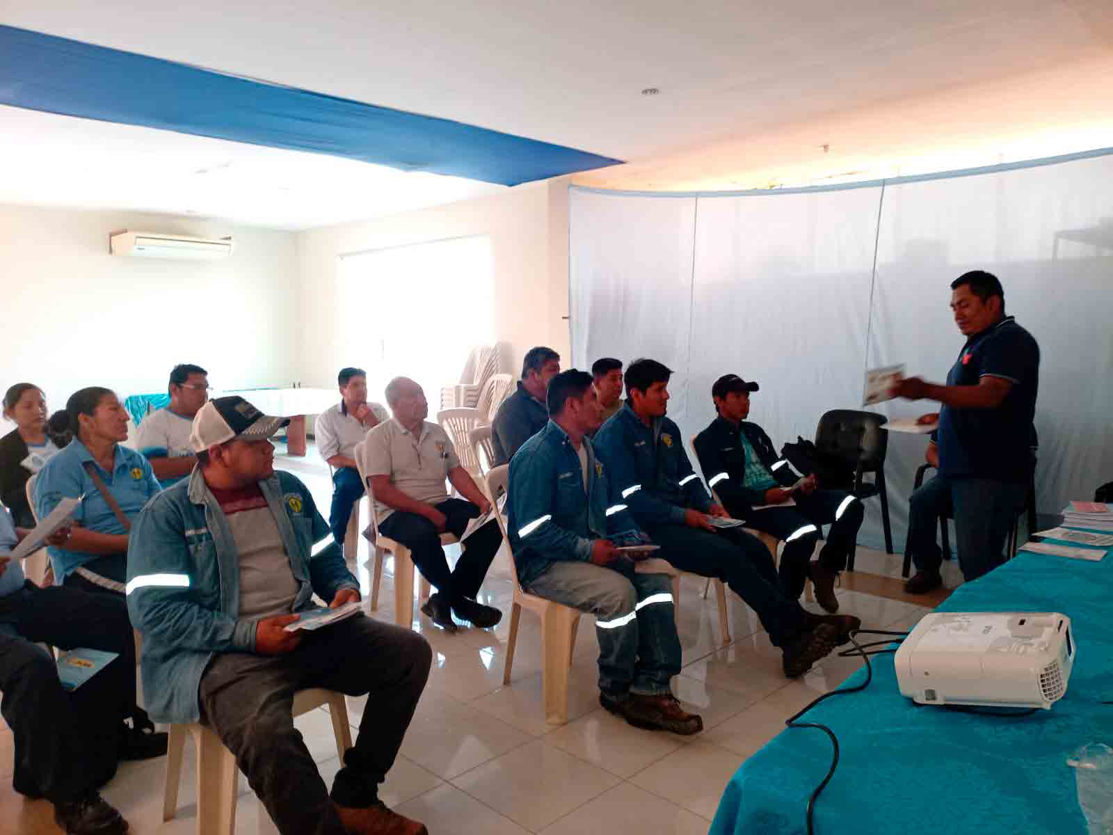 Trabajadores de COOSAPAC realizando mantenimiento en la red