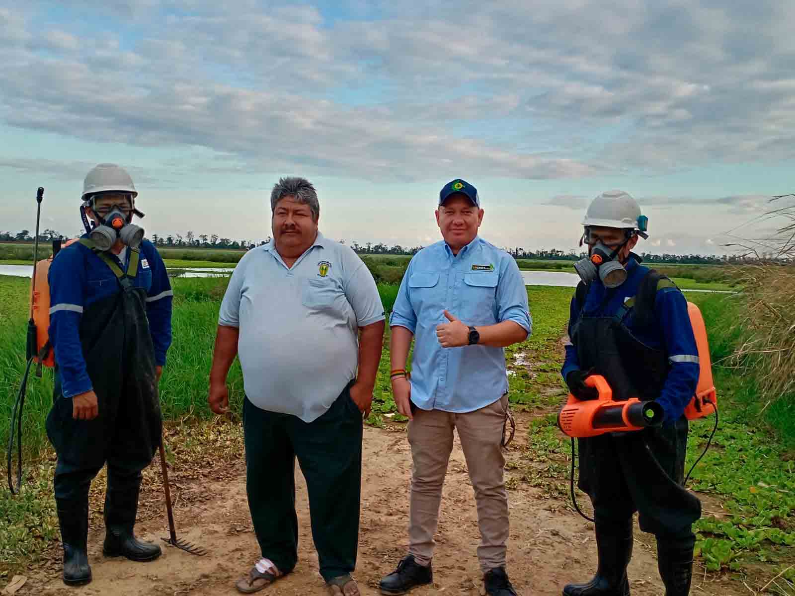 Trabajadores de COOSAPAC realizando mantenimiento en la red