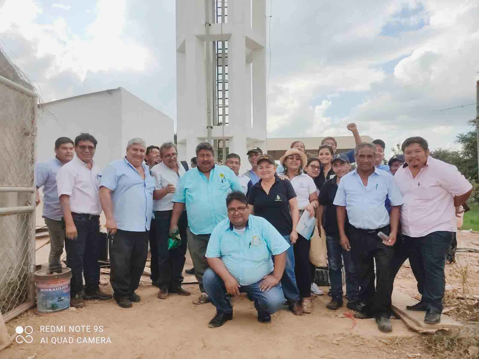 Trabajadores de COOSAPAC realizando mantenimiento en la red